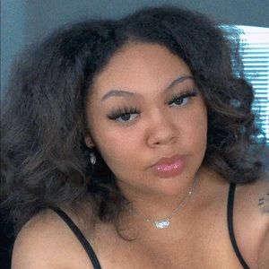 Hello & welcome to my closet!